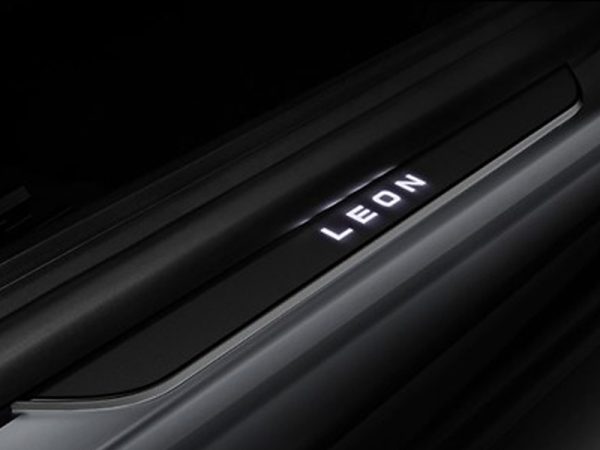 GENUINE SEAT LEON 5 DOOR ILLUMINATED SIDE SILL STEP GARNISHES 2013-2020 5f0071691